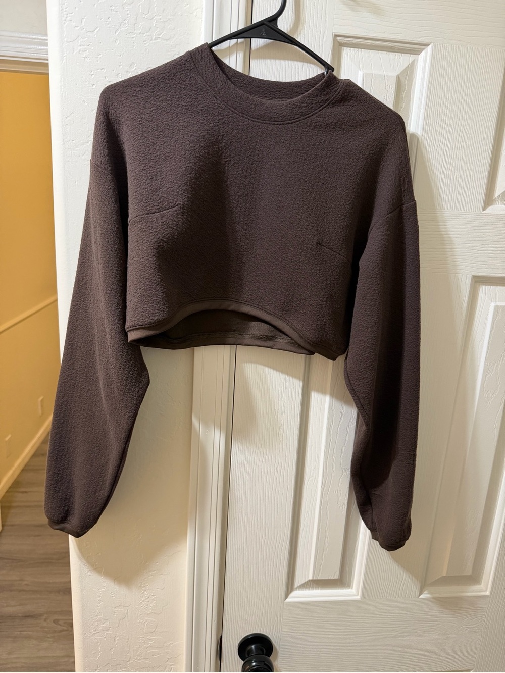 ALO Yoga Cropped Fleece Sweatshirt in Dark Brown